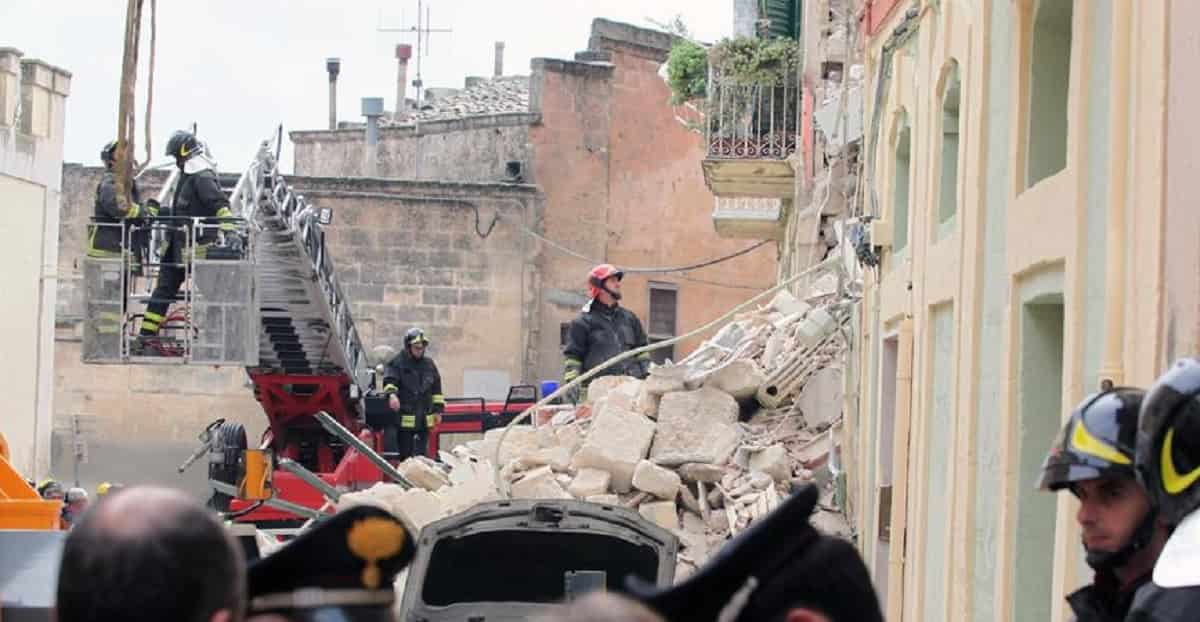 Crolla palazzina a Matera, foto d'archivio Ansa