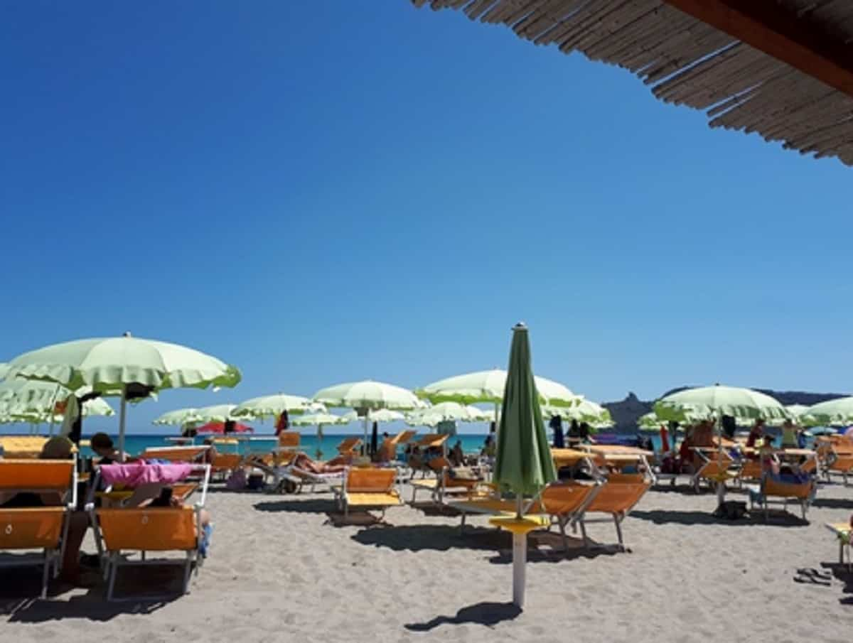 Molesta due ragazzine in spiaggia, foto Ansa