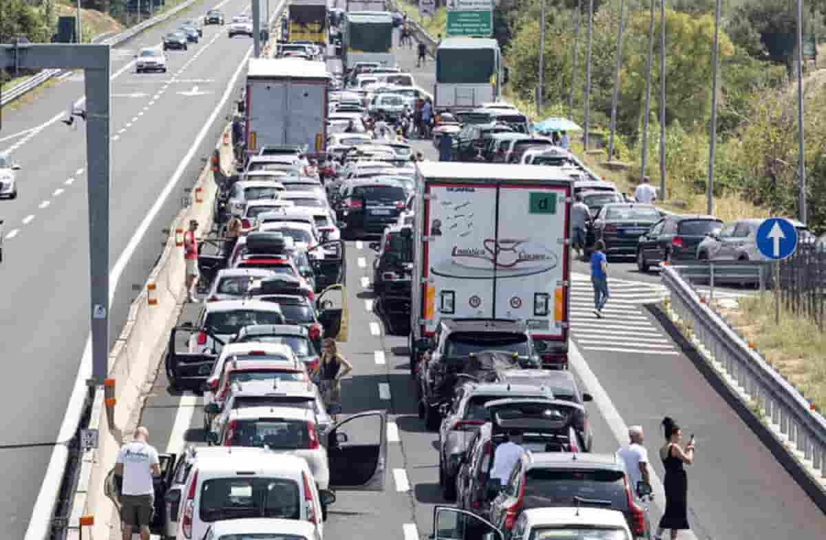 Traffico, weekend da bollino rosso. Ecco quali saranno le strade più trafficate lungo la rete Anas. Foto d'archivio Ansa