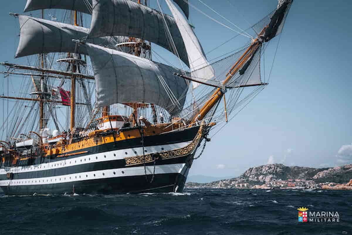 La nave scuola Vespucci naviga verso il grand mare, partita da Genova col saluto delle Frecce tricolori