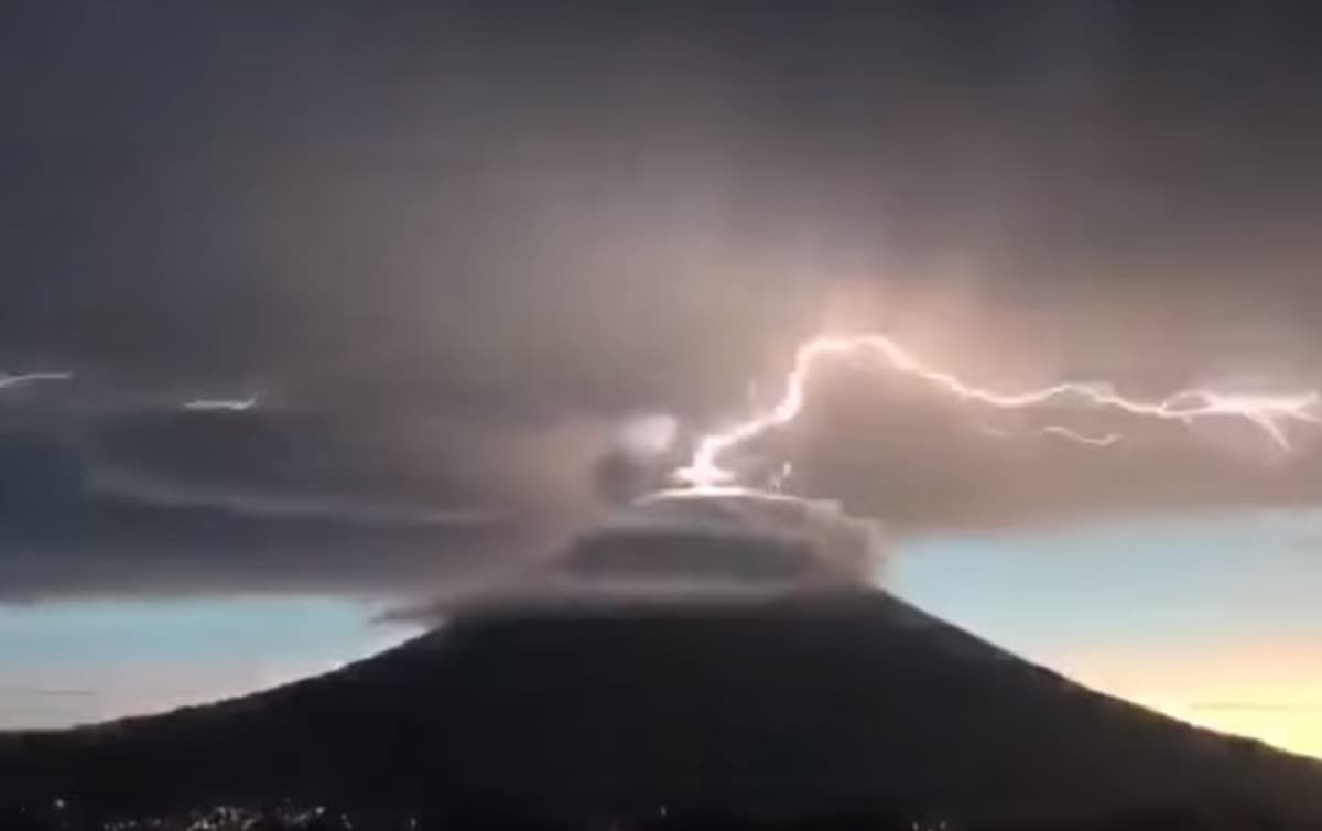 vulcano fulmini guatemala