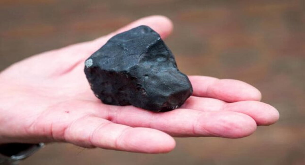 Meteorite o sasso da un teppista? una donna in Francia colpita da un frammento misterioso mentre beveva un caffè