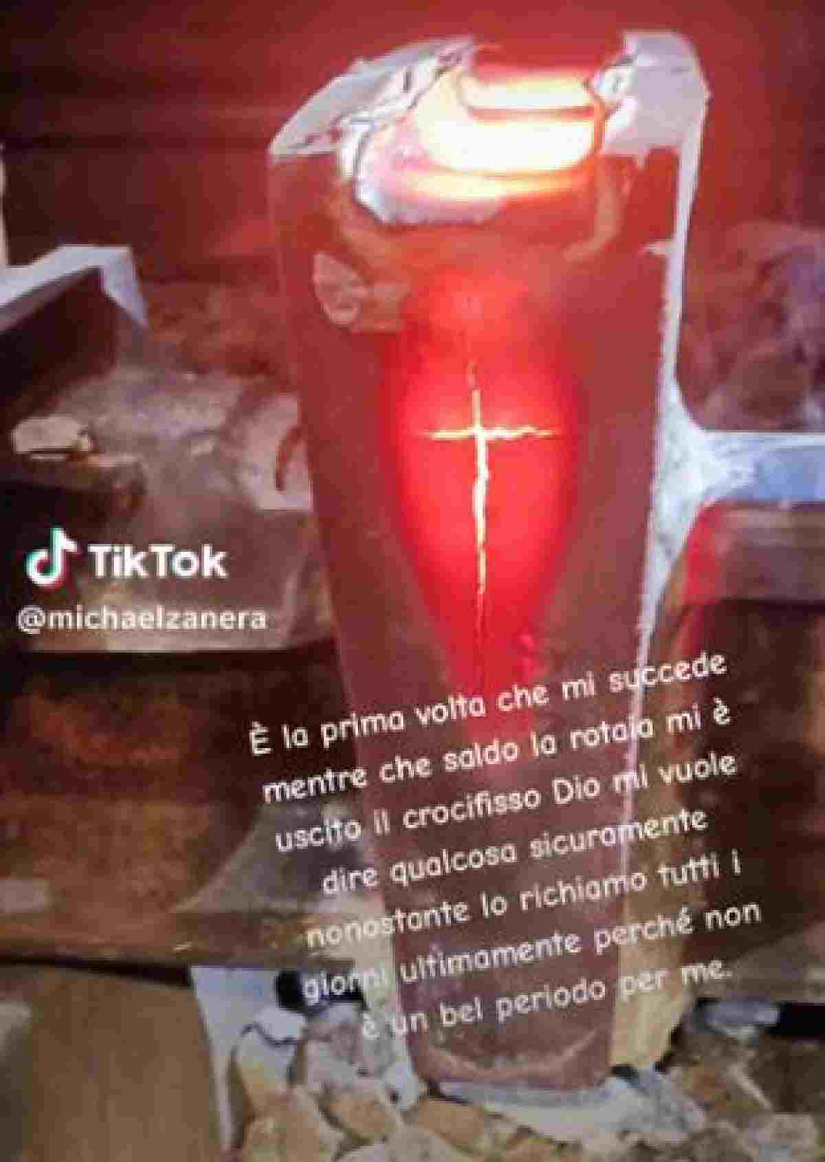 Il post su Tik Tok con il crocifisso (Ansa)