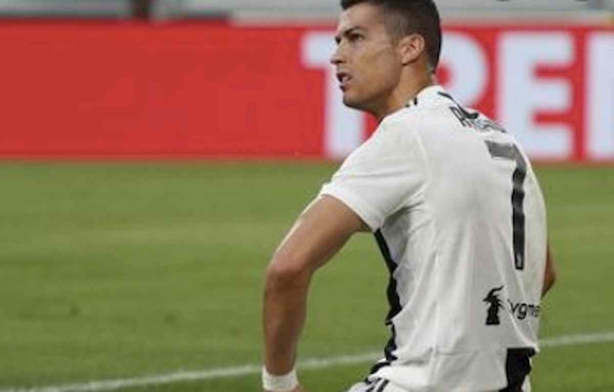 Ronaldo e la Croce, i milioni arabi valgono divieto di ringraziare Dio per un rigore azzeccato? Follie del calcio dove domina il dio denaro