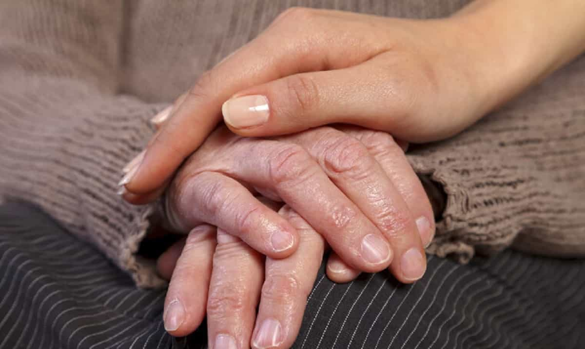 L'Alzheimer è evitabile nel 40% dei casi. I consigli: socializzare anche da anziani, mangiare meglio... Foto Ansa