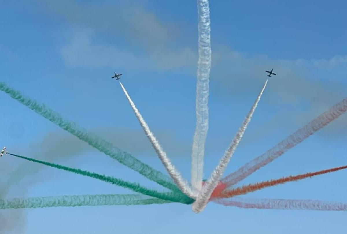 Incidente aereo a Torino durante un'esibizione: piloti illesi. Foto Ansa