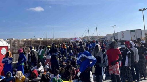 Lampedusa, tensione al porto: centinaia di migranti chiedono di lasciare il molo. Foto Ansa