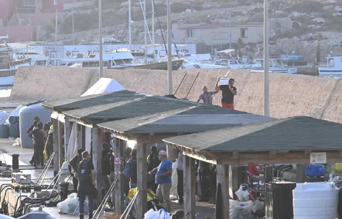 Neonato muore durante la traversata verso Lampedusa. Era su una barca di migranti. Foto d'archivio Ansa