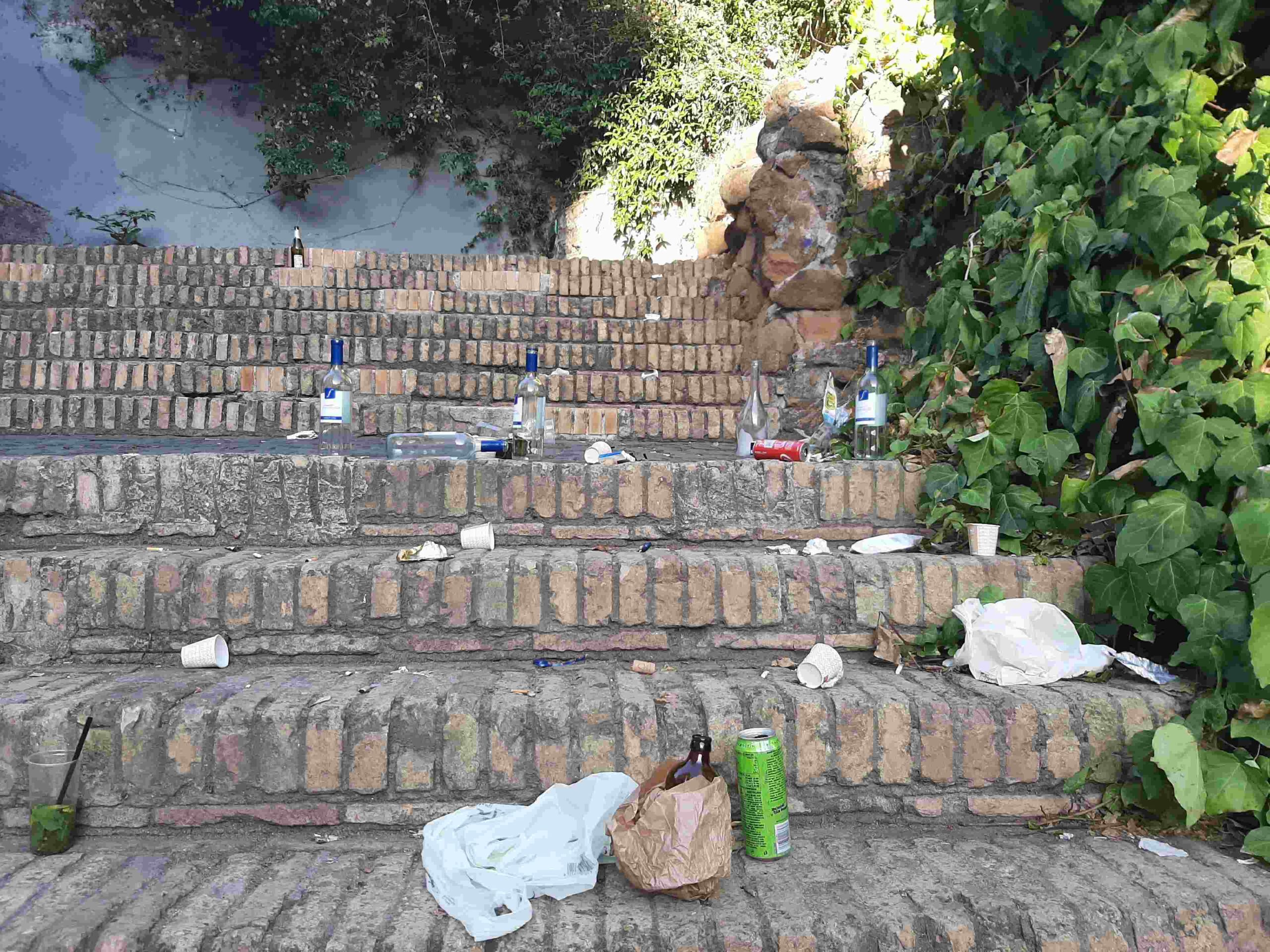 Trastevere pub a cielo aperto: festini alcolici in strada senza controllo