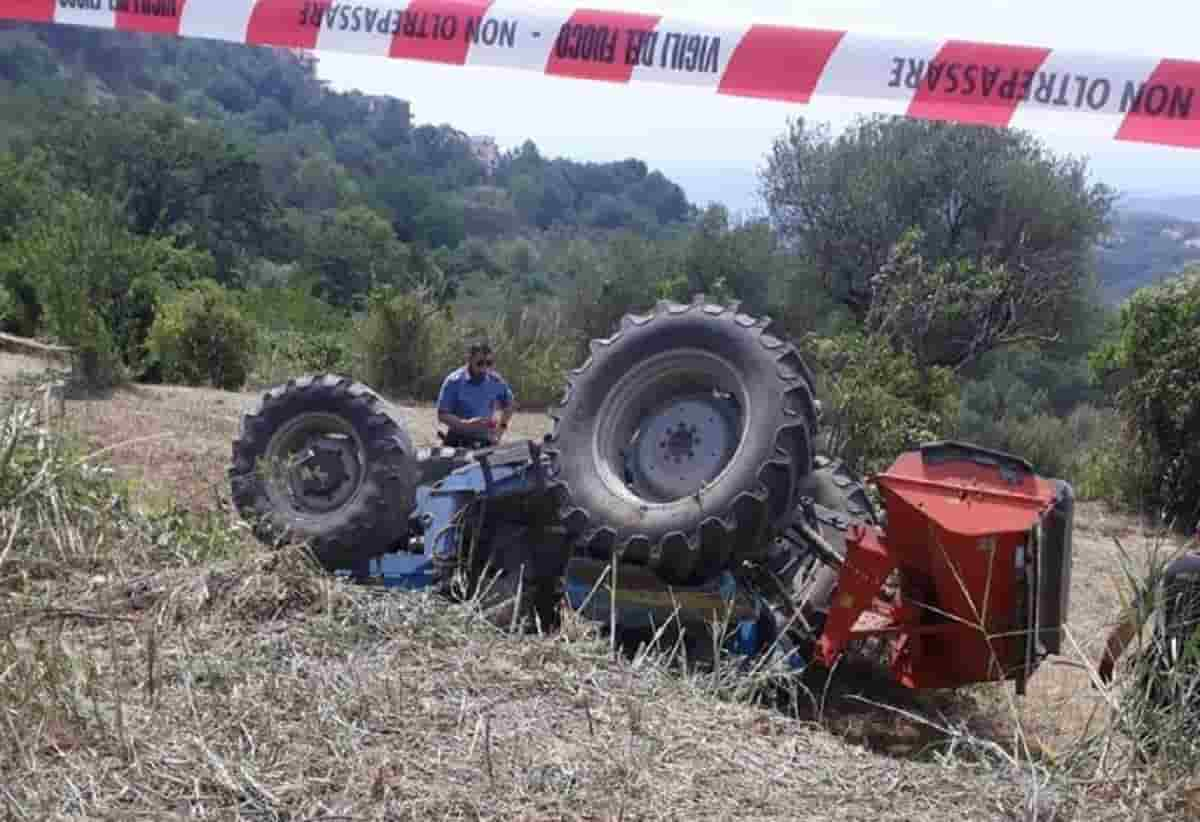 Trattore si ribalta, foto d'archivio Ansa