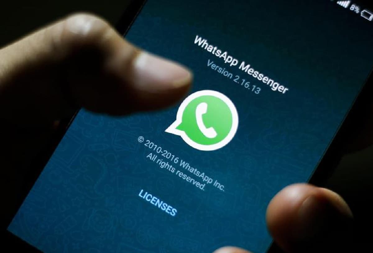 ''Papà mi è caduto il cellulare, appena puoi scrivimi'', la nuova truffa su WhatsApp. Foto Ansa