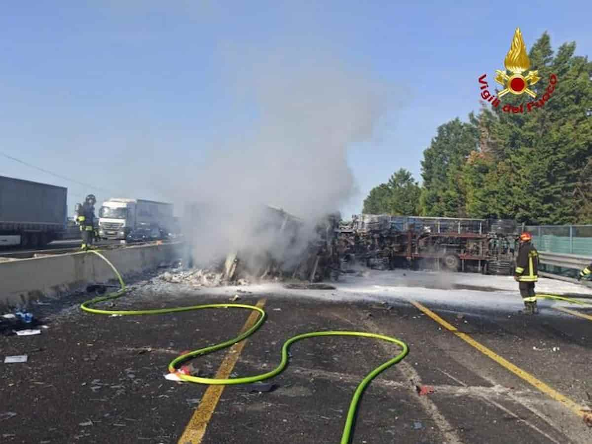 a14 autotreno ribaltamento