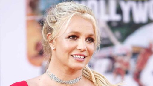 Britney Spears racconta in un libro di memorie il tormento della sua vita sotto tutela dopo la testa rapata a zero: "Stavo perdendo pezzi".
