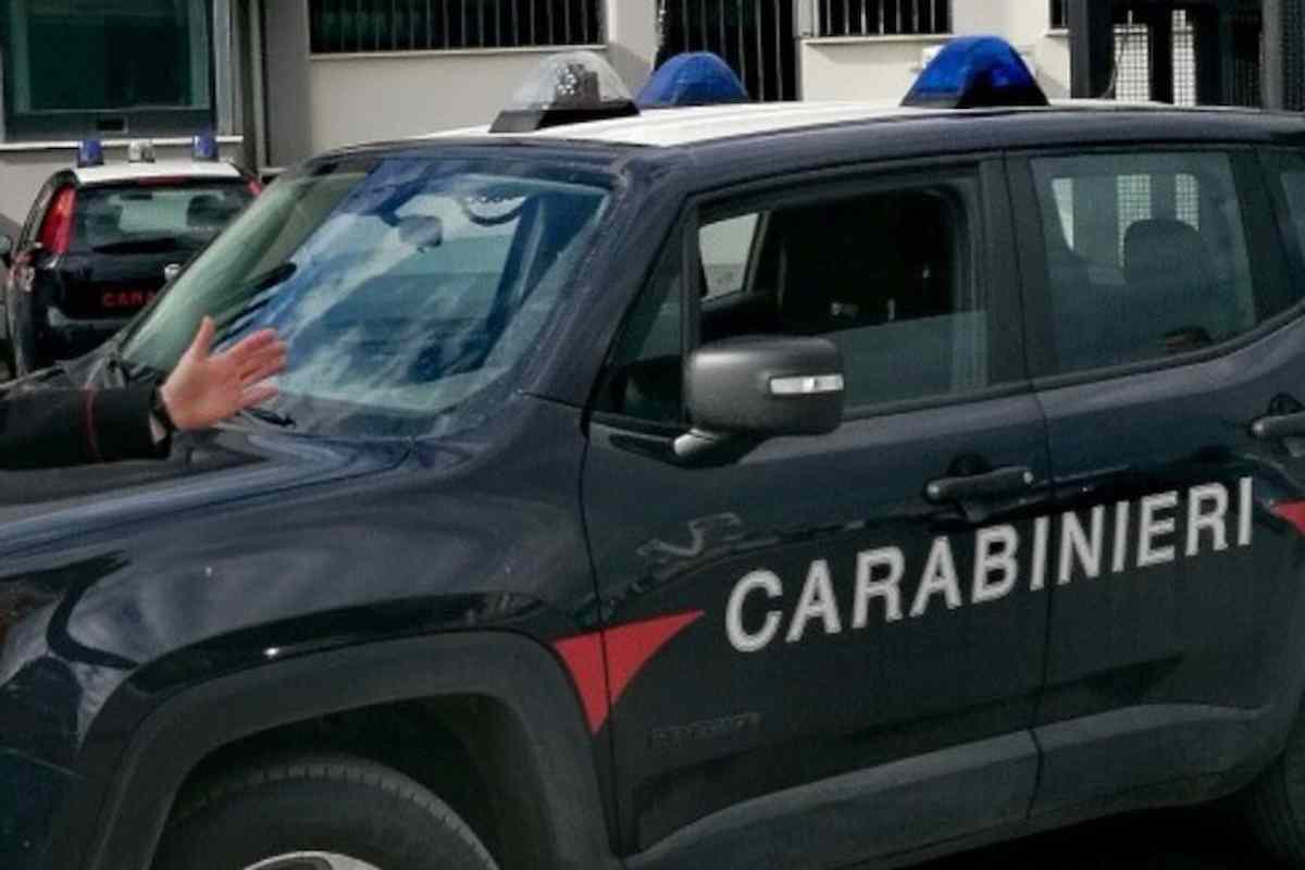 uccide madre la chiude in un armadio col cemento