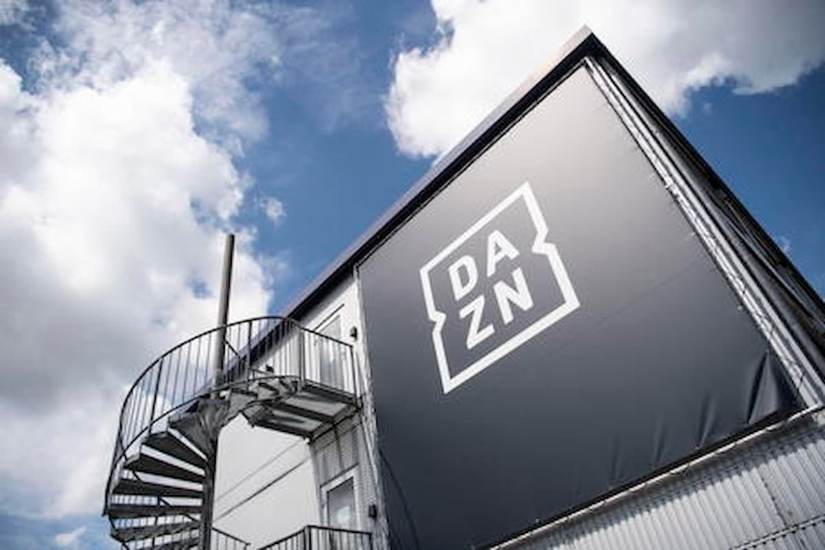 Diritti tv, i club affamati di soldi hanno detto sì a DAZN e SKY, sfumata l’idea del canale ma l’accordo di 5 anni ha i suoi rischi e la pirateria è un agguato.Diritti tv, i club affamati di soldi hanno detto sì a DAZN e SKY, sfumata l’idea del canale ma l’accordo di 5 anni ha i suoi rischi e la pirateria è un agguato.