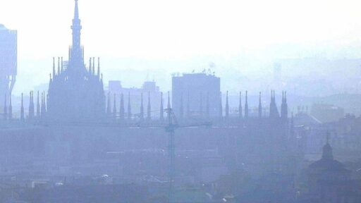 città più inquinate in italia, nella foto smog su milano