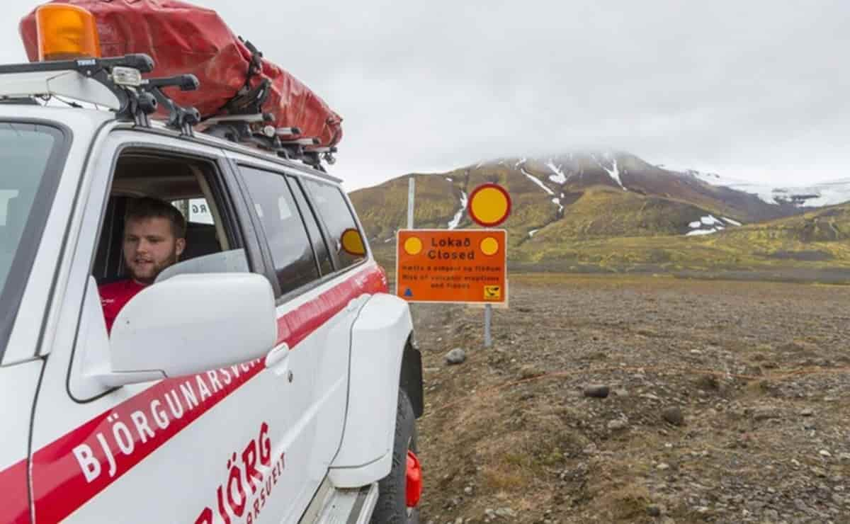 Islanda, Grindavík evacuata per paura dell'eruzione del vulcano: dalle strade esce fumo. Foto Ansa