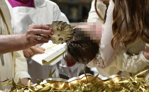 Il Vaticano: "Gay e transessuali possono chiedere e ricevere il battesimo. E possono fare anche i padrini". Foto d'archivio Ansa