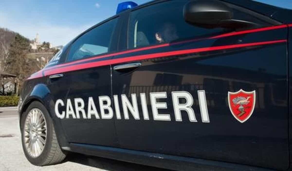 Lavora come cameriera in un locale notturno, il marito minaccia di darle fuoco: arrestato. Foto d'archivio Ansa