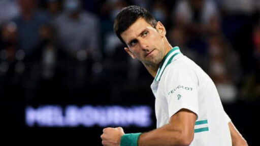 Fenomeno Djokovic, a 36 anni vince per la settima volta la Coppa dei Maestri, ha battuto Sinner in 2 set ma Jannik esce a testa alta: superato Federer