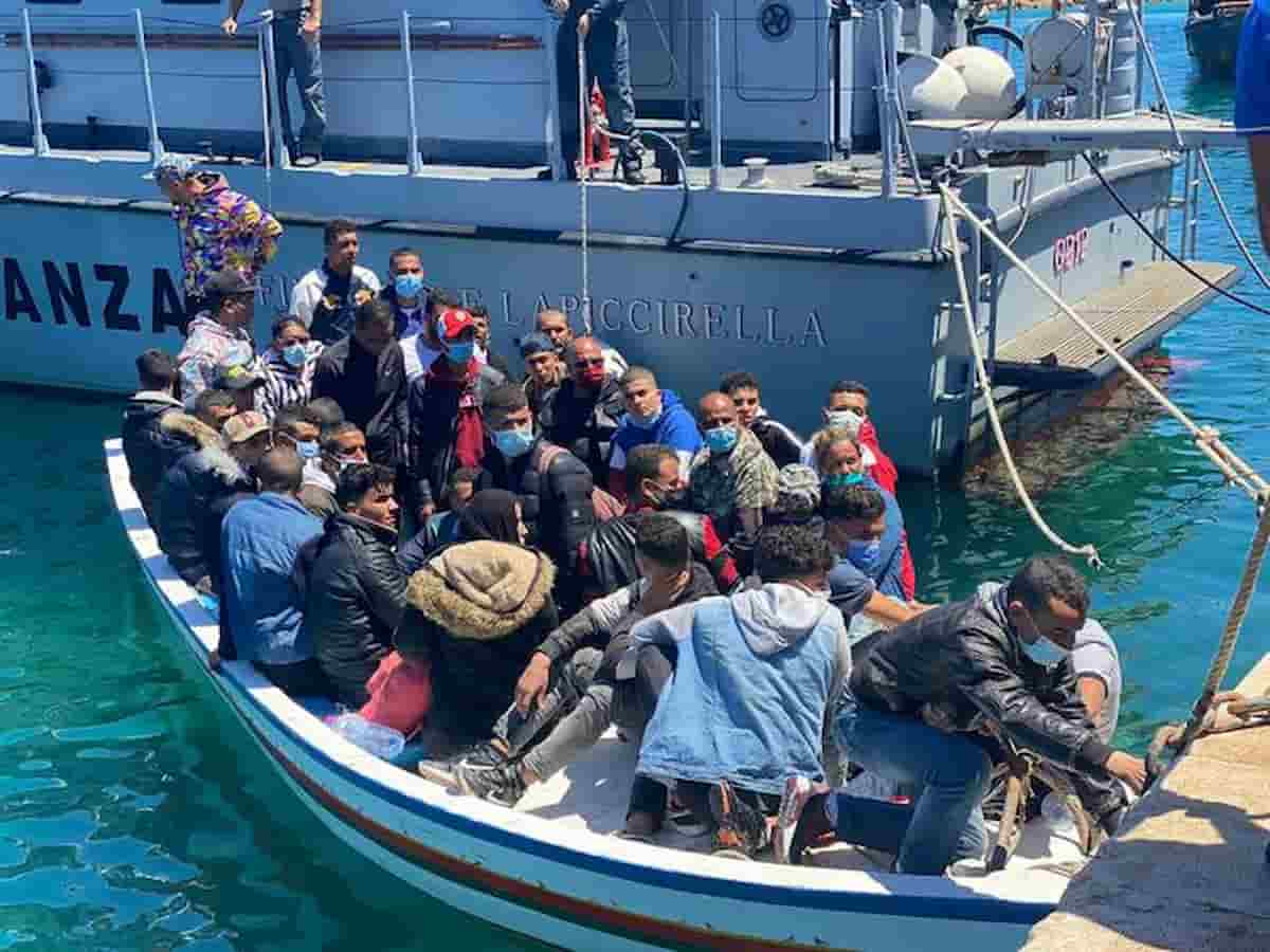 Migranti in albania, una giudice a Roma vuole il voto del Parlamento. collisione fra diritto e interesse nazionale, ma Lampedusa esplode