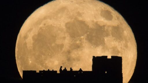 La Luna quanto è vecchia? uno zircone rivela: 4,5 miliardi di anni, con la sua gravità stabilizza l’asse terrestre