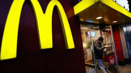 Salario minimo, i rischi: la California aumenta i salari nei fast-food, McDonald's e Chipotle alzano i prezzi, in California "oltre 500.000 lavoratori dei fast-food che da decenni lottano per ottenere salari più alti e migliori condizioni di lavoro".