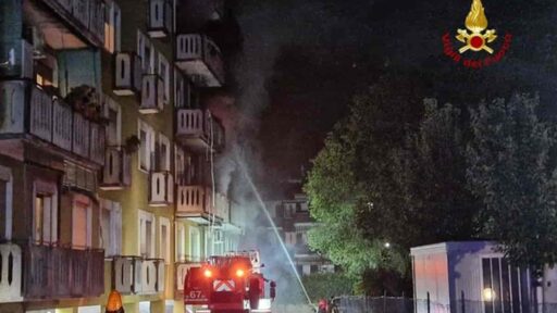Incendio in un condominio di Padova, foto Ansa