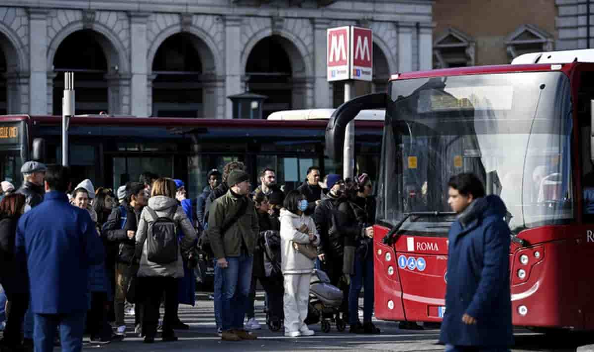 Un altro sciopero, lunedì 27 novembre 24 ore di stop. Foto Ansa