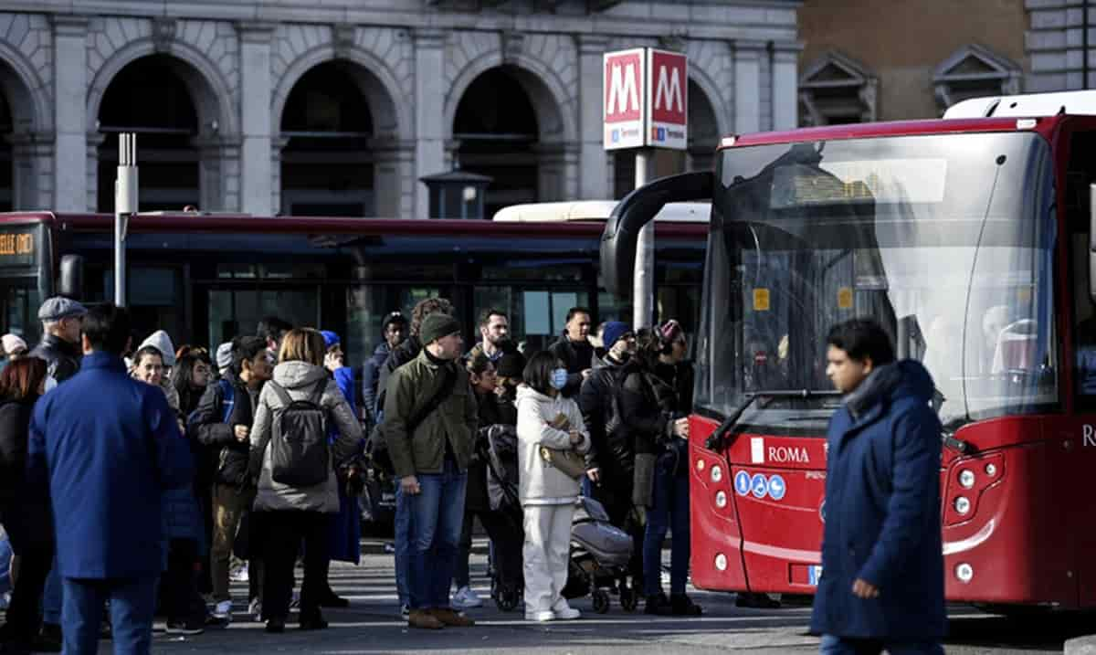 Sciopero lunedì 27 novembre nel trasporto pubblico, sindacati di base confermano stop di 24 ore. Foto Ansa