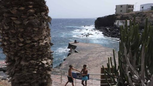 Passeggia in spiaggia e viene travolta da un'onda anomala: turista italiana morta a Tenerife. Foto d'archivio Ansa