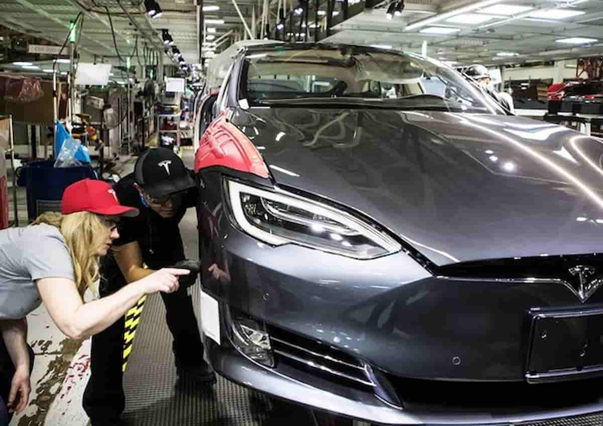 Motori elettrici per auto, tutti contro la Cina per eliminare le terre rare, estrazione e mercato dominati dai cinesi, i piani di Tesla, Bmw, GM, Stellantis