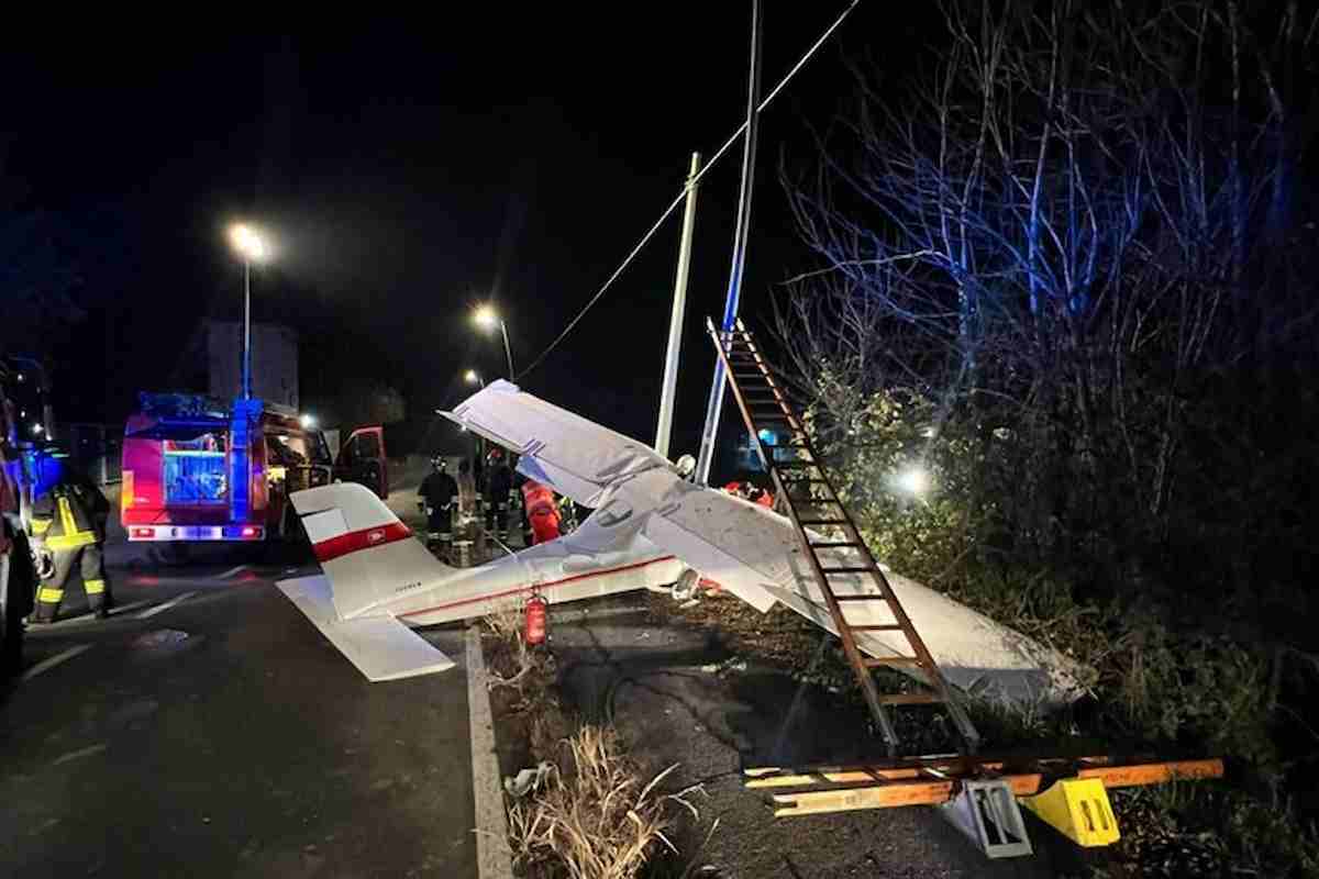 aereo contro palo luce foto ansa