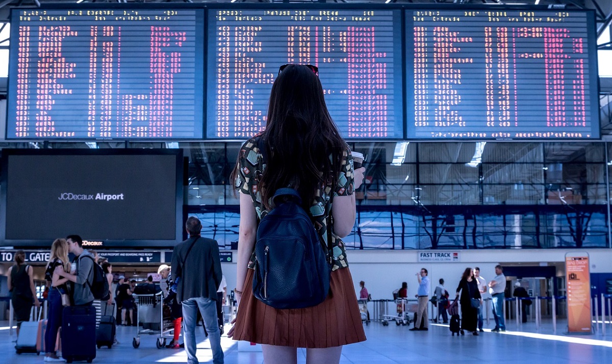 ragazza in aeroporto