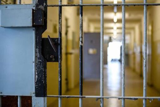 Agente penitenziario donna che ha condiviso "chat sessuali" e immagini esplicite con tre detenuti condannata a 18 mesi di carcere in Gran Bretagna.