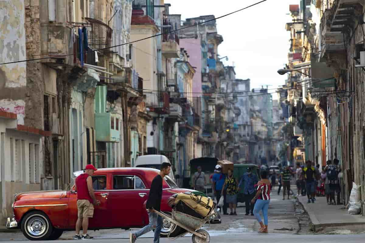 Natale triste a Cuba, fra scaffali vuoti e un esodo record dall'isola: cibi scarsi, prezzi alle stelle anche delle uova, il fallimento del comunismo