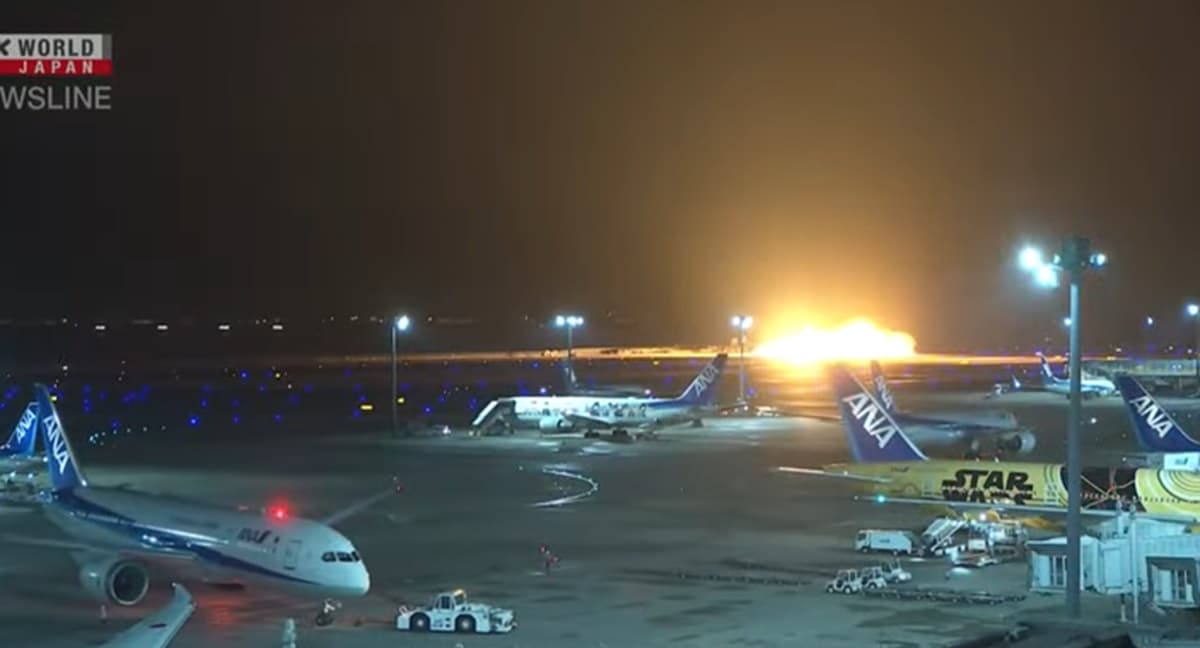 Giappone, il momento in cui l'aereo tocca la pista e prende fuoco VIDEO