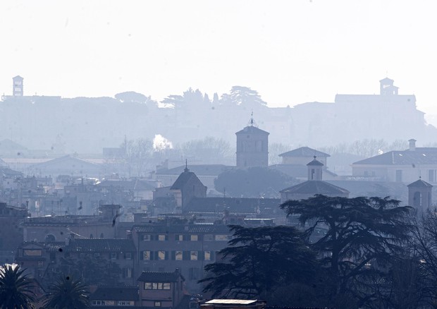 Allarme smog a Roma: "Fragili, donne in gravidanza e bambini restino a casa"