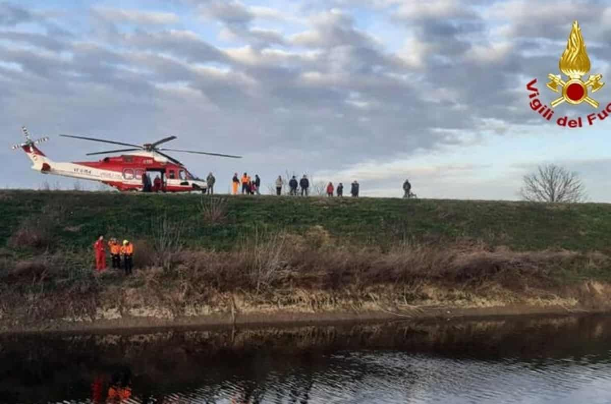 Auto in un canale a Paullo: dentro c'è il corpo di una donna