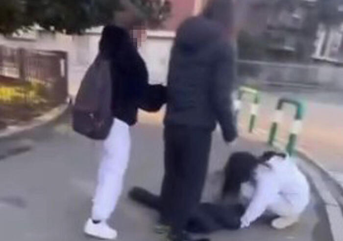 Il video della ragazzina di 13 anni aggredita e picchiata: denunciate le 2 baby bulle