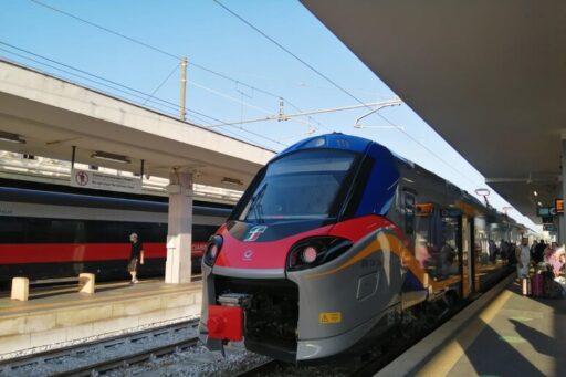 Treno regionale le passa sopra mentre è stesa sui binari: viva per miracolo, ma rischia denuncia