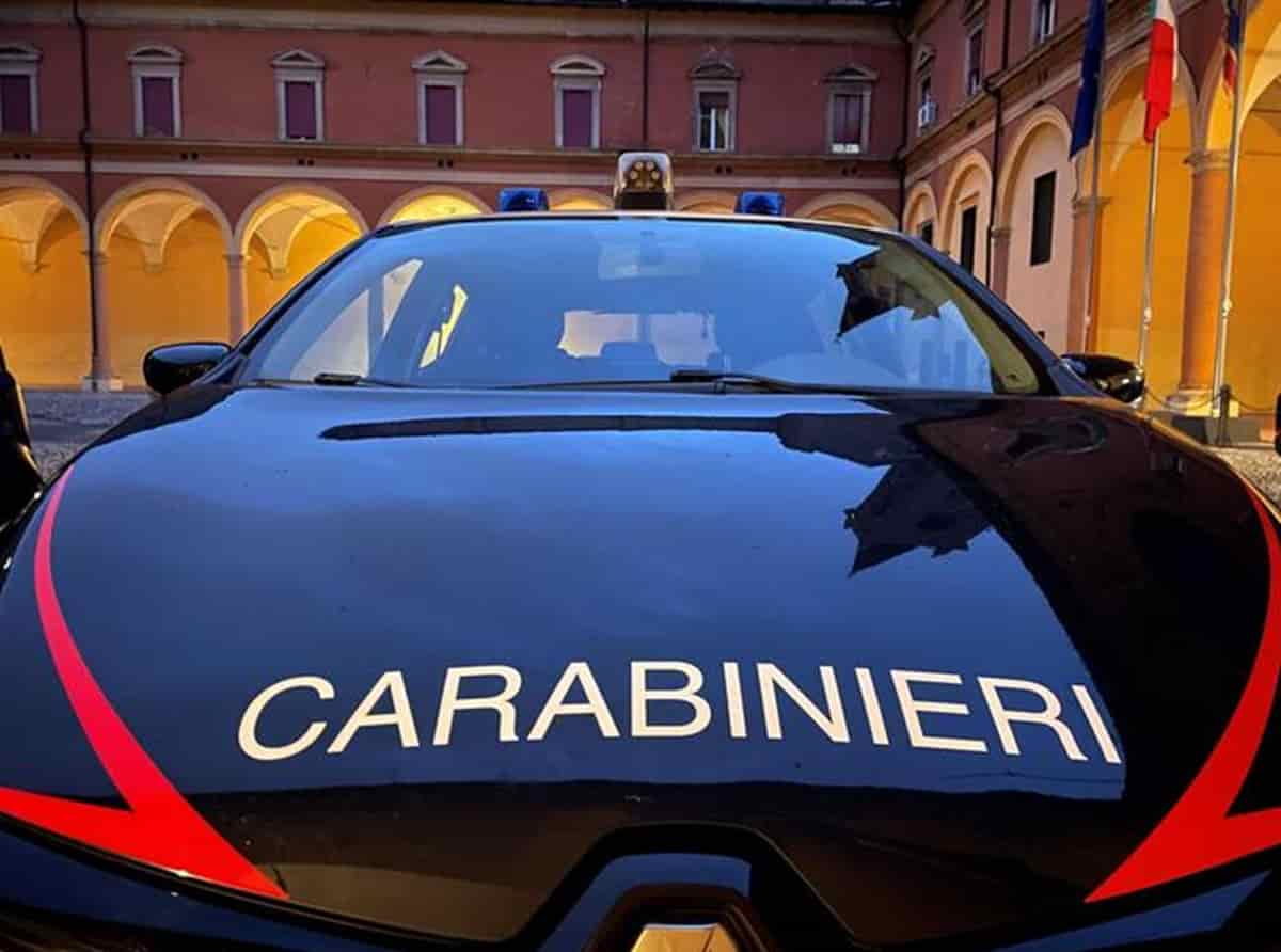 Roberta Bertacchi trovata impiccata sul balcone di casa. I testimoni: il fidanzato era con lei la notte prima