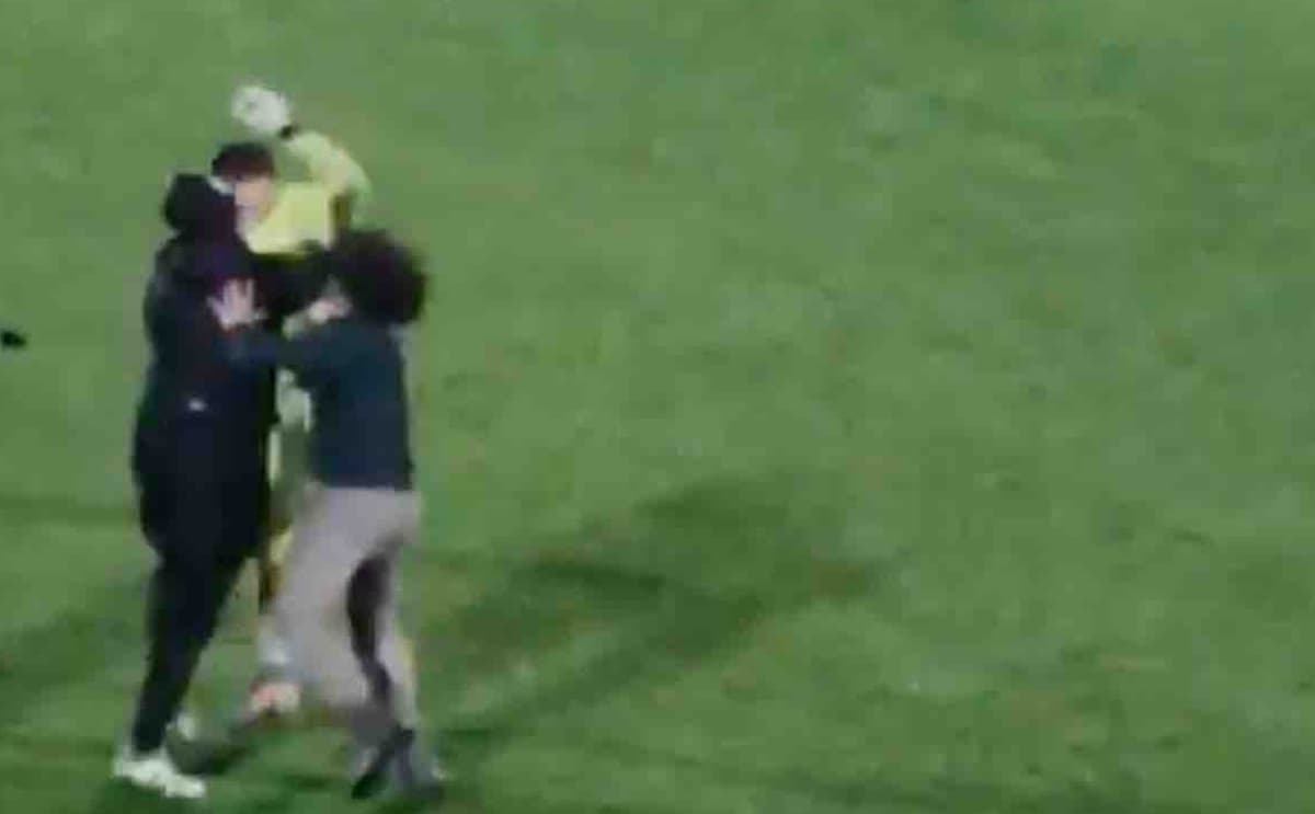 Welcome to Serie C (o Lega Pro): il padre di un calciatore entra in campo e dà un pugno al portiere avversario VIDEO