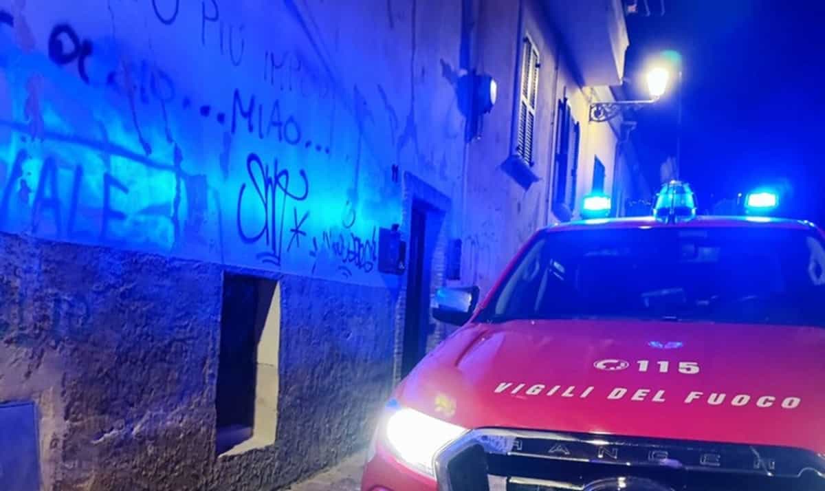 Chieti, incendio in un edificio del centro: grave donna 40enne. Foto Ansa