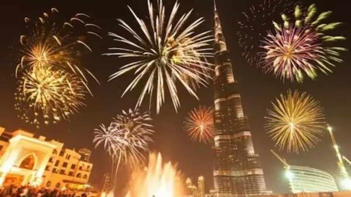 Capodanno a Dubai, negli Emirati Arabi Uniti: ecco i fuochi d'artificio al Burj Khalifa di Dubai,  l'edificio più alto del mondo.