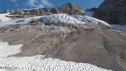 Cambiamento climatico, entro il 2050 i ghiacciai delle Alpi sono destinati a dimezzarsi. Foto d'archivio Ansa