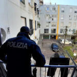 Scappa sul balcone per sfuggire ai killer, ma cade e muore