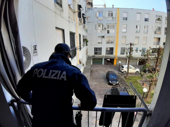 Scappa sul balcone per sfuggire ai killer, ma cade e muore