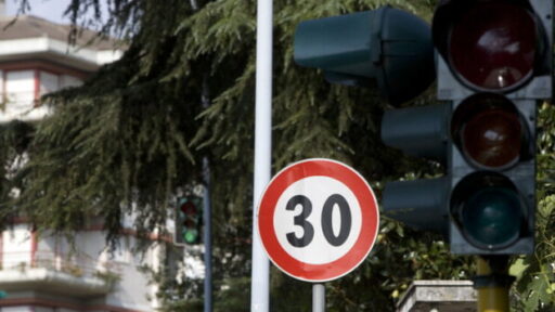 Mobilità e polemiche sui 30 all’ora nelle città: a Bologna il 79% è contrario a ridurre il limite di velocità, Salvini duro: è un danno per la città.