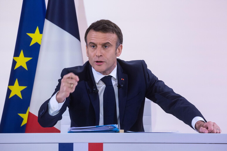 Il piano Macron contro la denatalità: 6 mesi di congedo parentale per entrambi i genitori